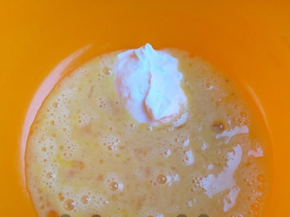 разбийте яйцата, добавете заквасена сметана