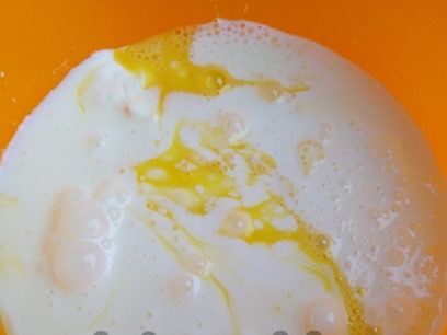 изсипете кефир и олио