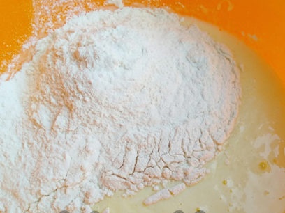 добавете брашното