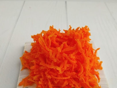 настържете моркови