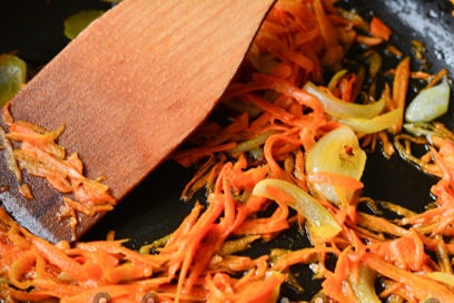 mesti svogūnus ir morkas