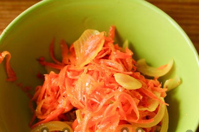 sudėti pakepintas daržoves