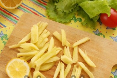 băm một quả táo, rắc nước chanh