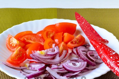 supjaustykite pomidorus ir svogūnus