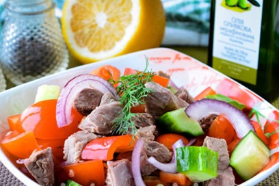 salotos su virta jautiena ir paprika yra paruoštos