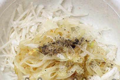 добавете лука към репичката, подправете с черен пипер