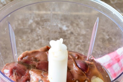 הכניסו כבד עוף וביצה לבלנדר