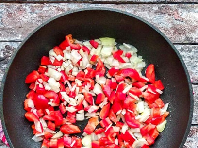 запържете лука и чушките