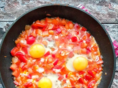 добавете яйца