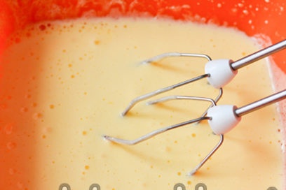 добавете захар и разбийте