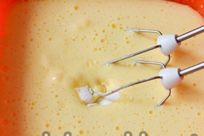 добавете кефир и сода