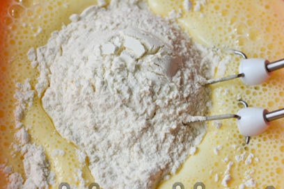 добавете брашното