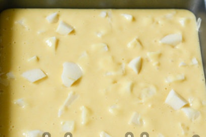 изсипете тестото във формата, сложете ябълките