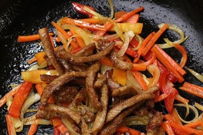 doe het vlees terug in de pan