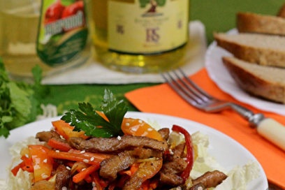 warme salade met rundvlees en groenten is klaar