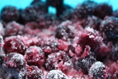 поръсете черешите със захарта