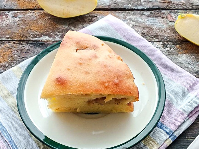 obuolių pyragas, kuris tirpsta jūsų burnoje