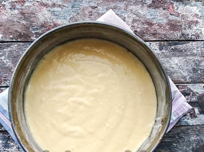 supilkite pusę tešlos į formą