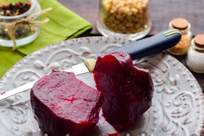 luộc củ cải và gọt vỏ