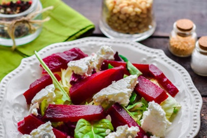 cắt và đặt phô mai dê