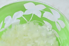 picar i escabetjar la ceba