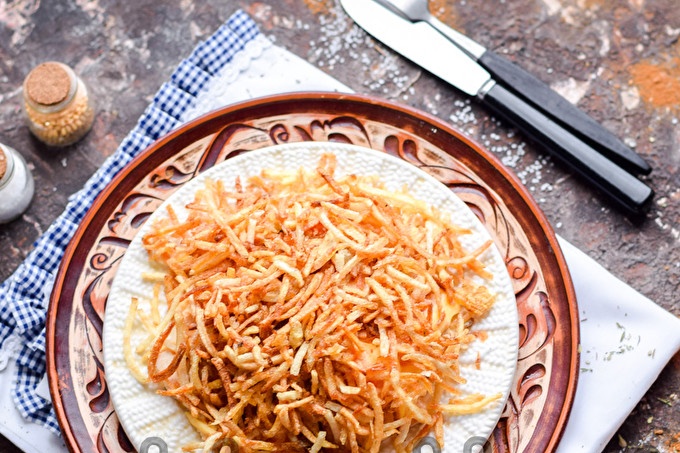 мравка салата с картофени сламки