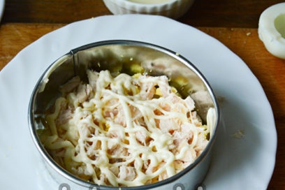 намажете слой пилешко месо с майонеза