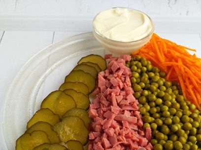 sudėti salotų ingredientus