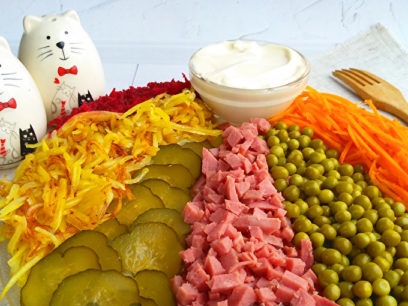 Vaivorykštės salotos yra paruoštos