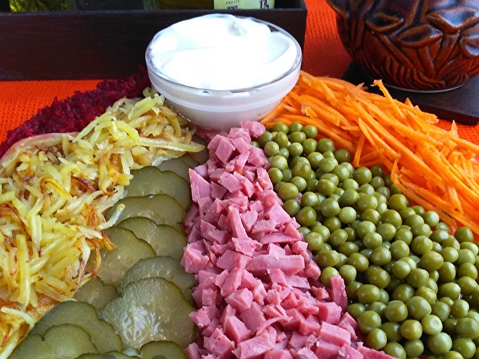 vaivorykštės salotos su bulvytėmis