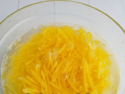 pamirkykite bulves vandenyje