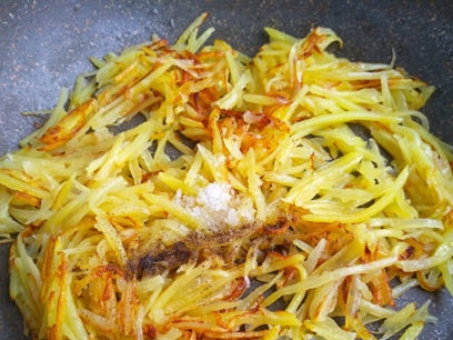 įberkite druskos ir pipirų