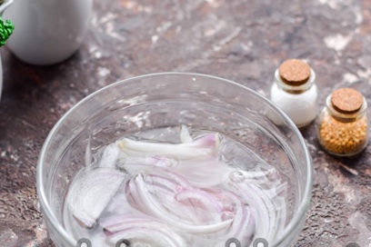 изсипете вряща вода лук