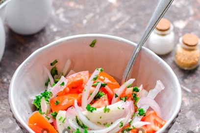 изсипете олио, разбъркайте