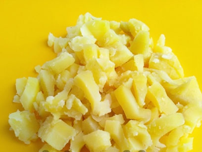 bulves išvirkite, nulupkite ir supjaustykite