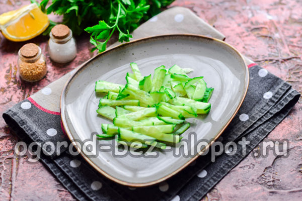 קוצצים את המלפפון