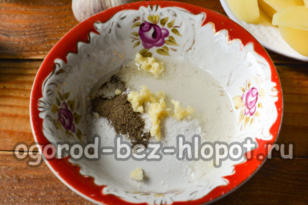 смесете чесъна и подправките