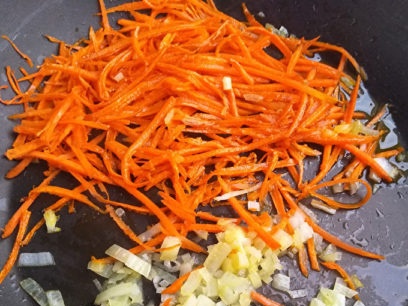 хвърляме лук и моркови