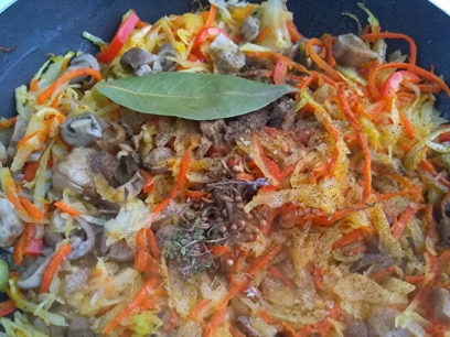 добавете сол и подправки