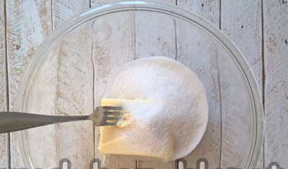 смесете маслото със захарта