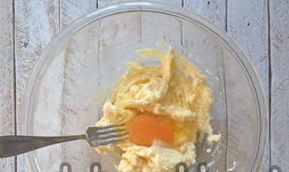 добавете яйце