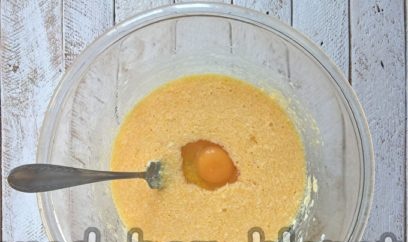 добавете останалите яйца едно по едно