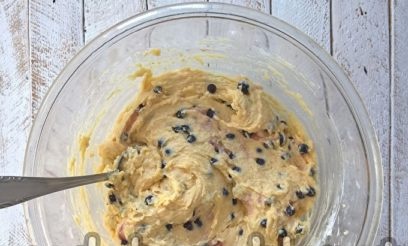 смесете боровинки с тесто