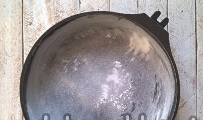 намажете формата и намачкайте с брашно