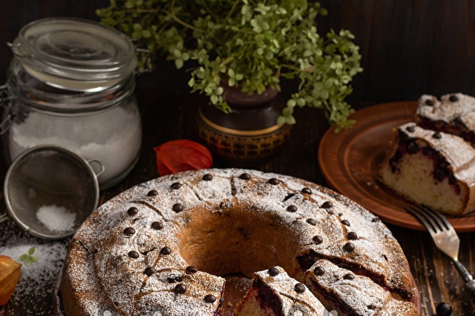 šaldytas juodųjų serbentų pyragas