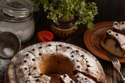 paruoštas juodųjų serbentų pyragas