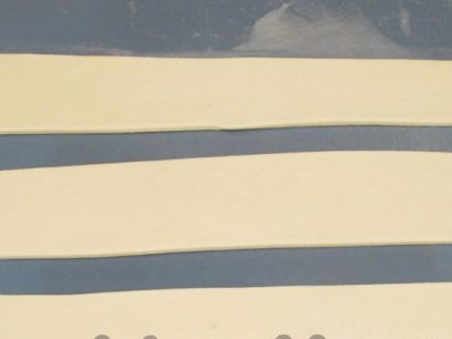 supjaustykite tešlą juostelėmis