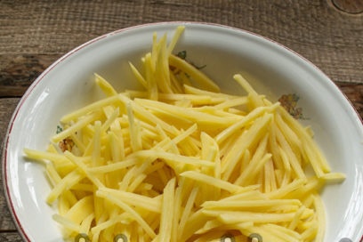 настържете картофи