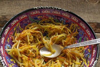 сложете слой картофи