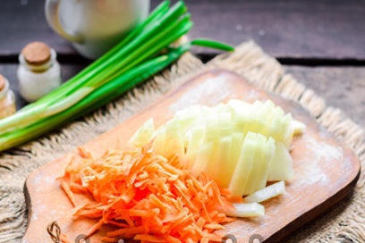 настържете морковите, нарежете лука